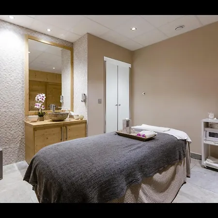 Apartment In Les Menuires With Spa & Pool Saint-Martin-de-Belleville